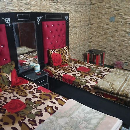 New Taj Family Hotel Lahore Bagian luar foto