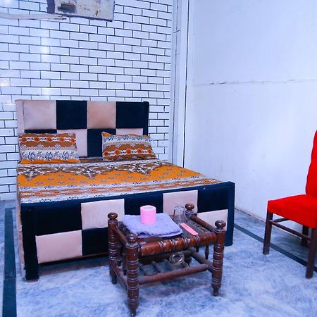 New Taj Family Hotel Lahore Bagian luar foto