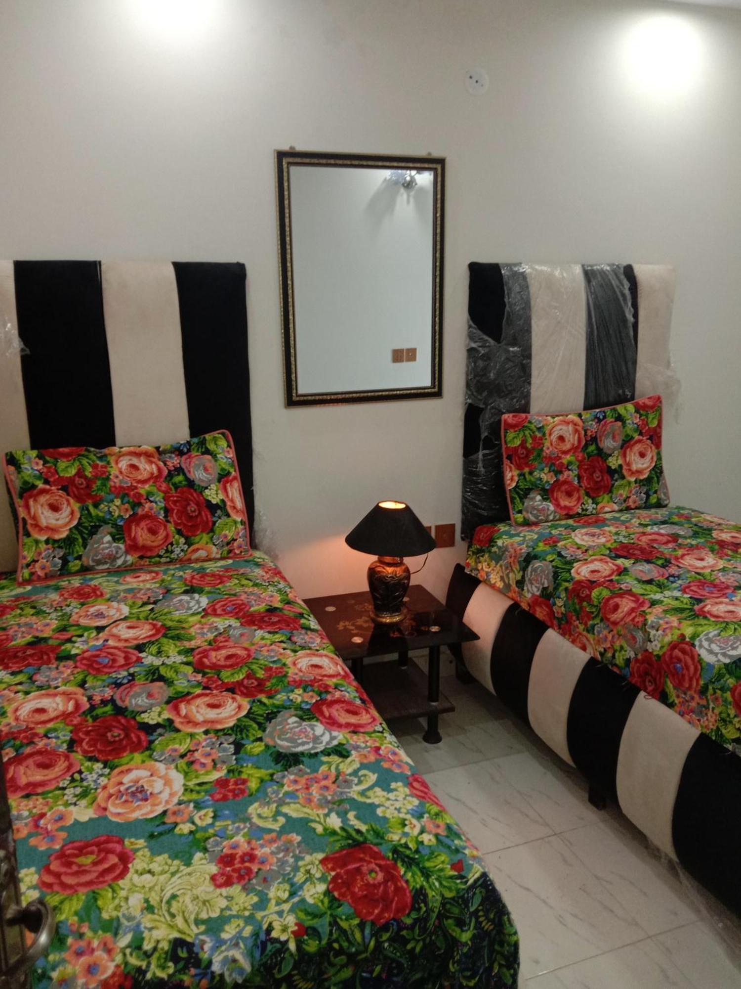New Taj Family Hotel Lahore Bagian luar foto
